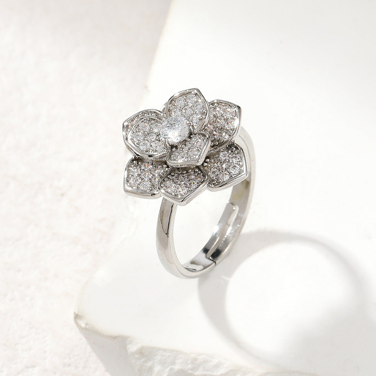 Light Luxury Three-dimensional Flower Rotatable Ring
